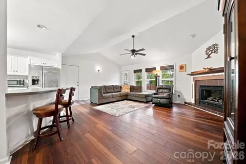 Living - 220 5th Ne St NE, Conover, NC 28613 photo 1 of 2
