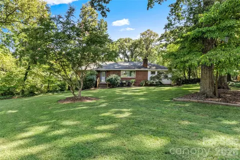 1105 Graystone Dr, Winston Salem, NC 27105