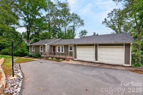 126 Pine Hill Dr, Swannanoa, NC 28778