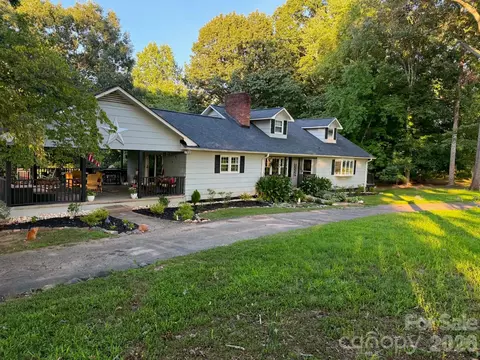 1725 Fred Hinshaw Rd, Yadkinville, NC 27055
