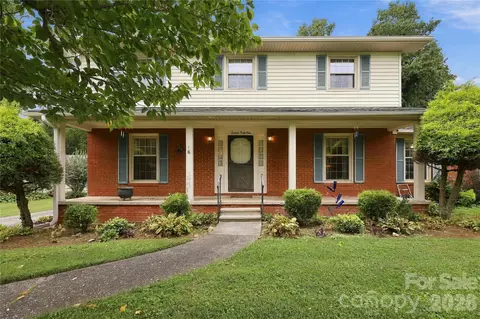 1641 Camelot Dr, Hendersonville, NC 28739