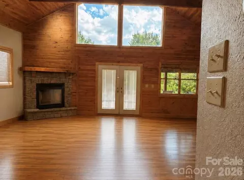 Living - 27 Apple Ln, Murphy, NC 28906 photo 2 of 3