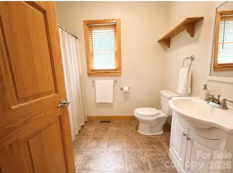 Bath - 27 Apple Ln, Murphy, NC 28906 photo 2 of 3