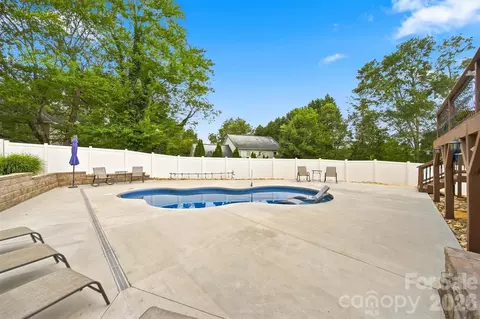 Exterior - 6011 Dockside Dr, Hickory, NC 28601 photo 6 of 8