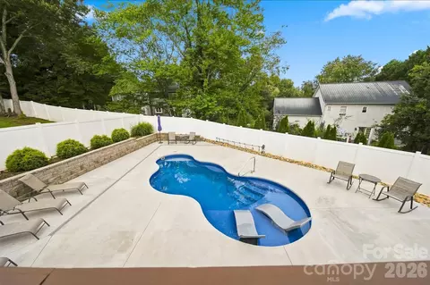 Exterior - 6011 Dockside Dr, Hickory, NC 28601 photo 5 of 8
