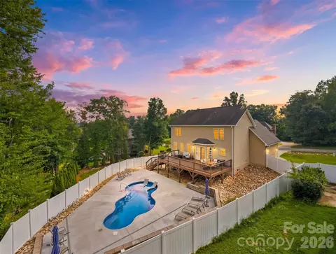 Exterior - 6011 Dockside Dr, Hickory, NC 28601 photo 2 of 8