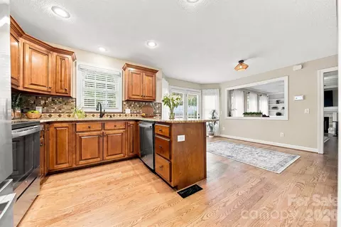 Kitchen - 6011 Dockside Dr, Hickory, NC 28601 photo 3 of 3