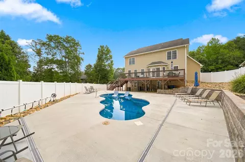 Exterior - 6011 Dockside Dr, Hickory, NC 28601 photo 7 of 8