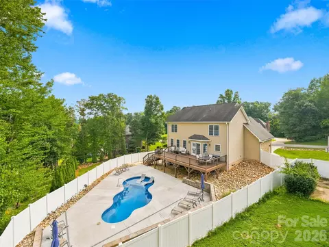 Exterior - 6011 Dockside Dr, Hickory, NC 28601 photo 8 of 8