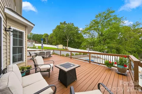 Exterior - 6011 Dockside Dr, Hickory, NC 28601 photo 3 of 8