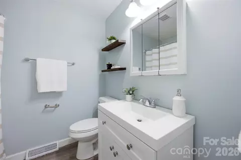 Bath - 815 Lakeside Cir, Lancaster, SC 29720 photo 1 of 2