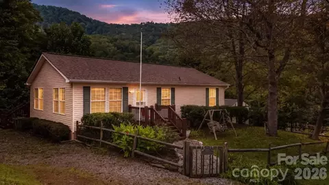 220 Powderhorn Dr, Waynesville, NC 28786