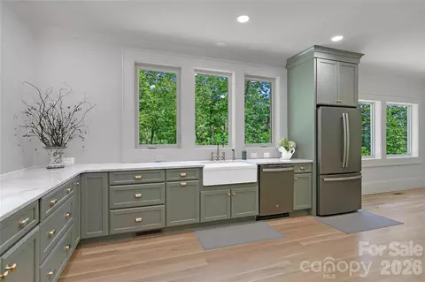 Kitchen - 144 Laurel Crk, Cedar Mountain, NC 28718 photo 4 of 5