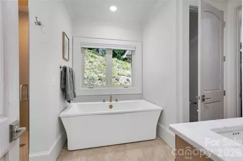 Bath - 144 Laurel Crk, Cedar Mountain, NC 28718 photo 3 of 5