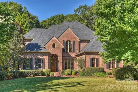 2720 Tanglewood Ln, Charlotte, NC 28211