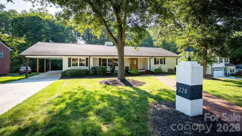228 Cedar St, Mooresville, NC 28115