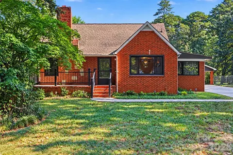 5528 Oak Dr, Charlotte, NC 28216