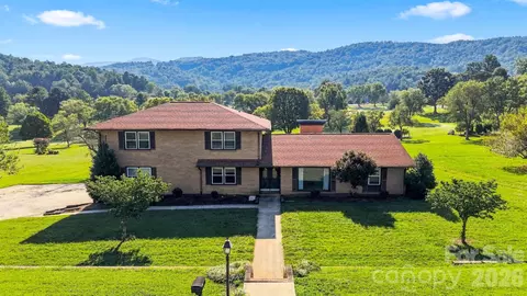 2796 Lakeview Dr, Lenoir, NC 28645