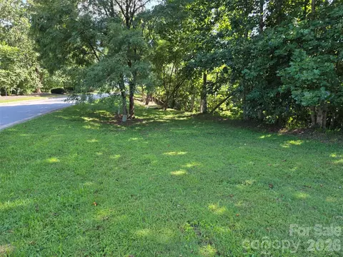 59 Summit Hill Rd, Hendersonville, NC 28791