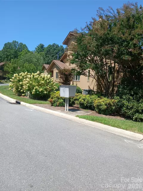 304 Red Oak Dr, Hendersonville, NC 28791
