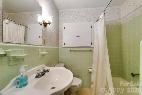 Bath - 144 Cherry St, Sylva, NC 28779 photo 2 of 3