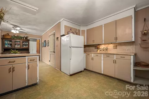 Kitchen - 15 Meadowlark Dr, Tryon, NC 28782 photo 3 of 5