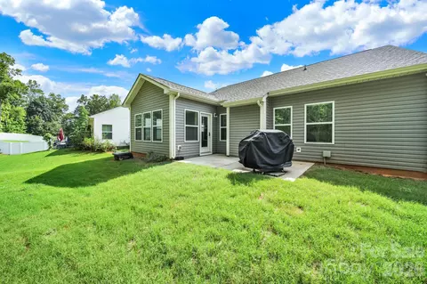 Exterior - 5121 Saddleback Dr, Mount Holly, NC 28120 photo 5 of 6