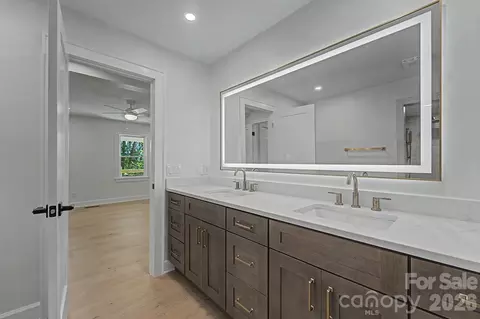 Bath - 186 Sylvan Heights Dr, Sylva, NC 28779 photo 3 of 4