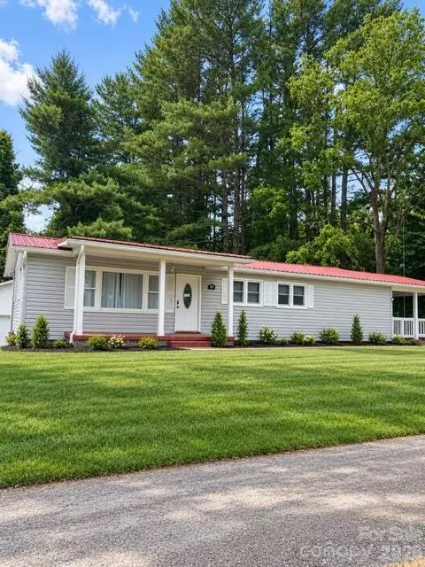93 Valley View Cir, Waynesville, NC 28786
