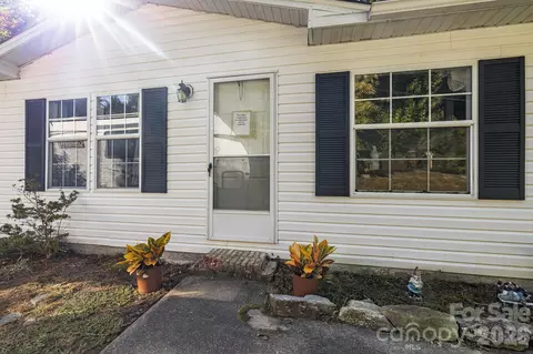 96 Fallswood Ct, Hendersonville, NC 28739