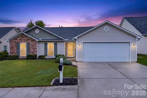 105 Creekwalk Ln, Hendersonville, NC 28792