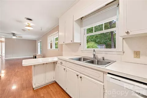 Kitchen - 556 Oakhaven Dr, Lancaster, SC 29720 photo 5 of 5