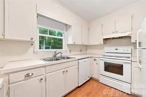 Kitchen - 556 Oakhaven Dr, Lancaster, SC 29720 photo 2 of 5