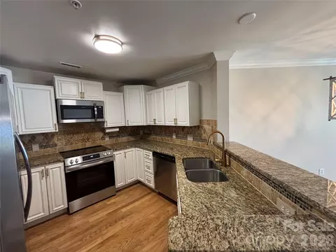 Kitchen - 1332 Torrence Cir, Davidson, NC 28036 photo 2 of 4