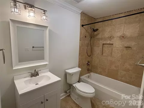 Bath - 1332 Torrence Cir, Davidson, NC 28036 photo 4 of 5