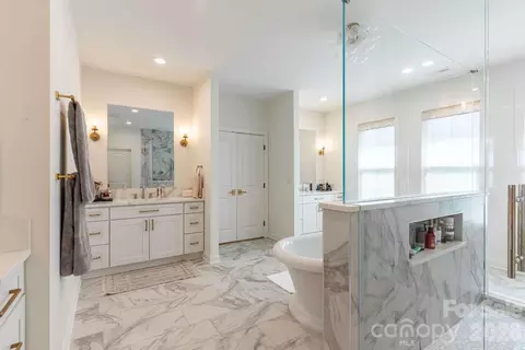 Bath - 4413 Holly Ne Cir NE, Conover, NC 28613 photo 3 of 9