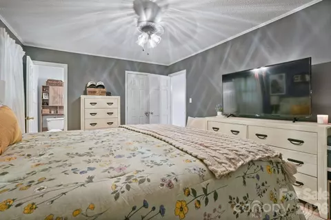 Bedroom - 2428 Side Ln, Conover, NC 28613 photo 3 of 6