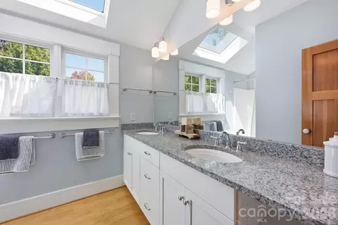Bath - 415 Goodrum St, Davidson, NC 28036 photo 3 of 3