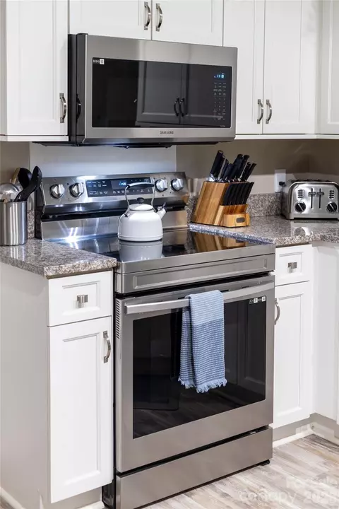 Kitchen - 18619 Harborside Dr, Cornelius, NC 28031 photo 2 of 5