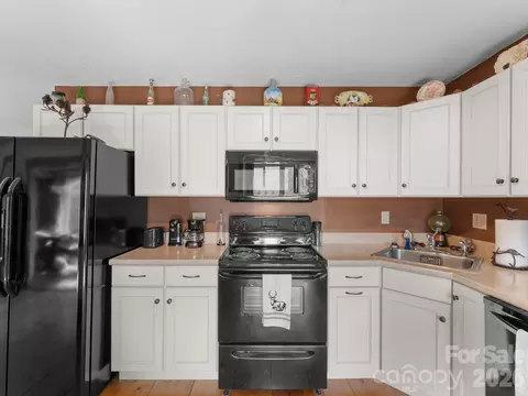 Kitchen - 600 Piney Gate Rd, Saluda, NC 28773 photo 4 of 4