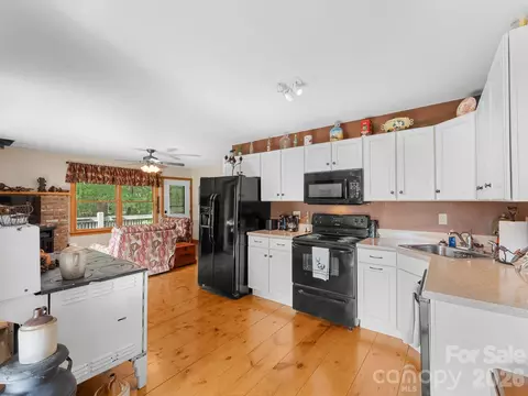 Kitchen - 600 Piney Gate Rd, Saluda, NC 28773 photo 3 of 4