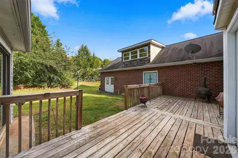 Exterior - 4131 Wandering Ne Ln NE, Hickory, NC 28601 photo 4 of 7