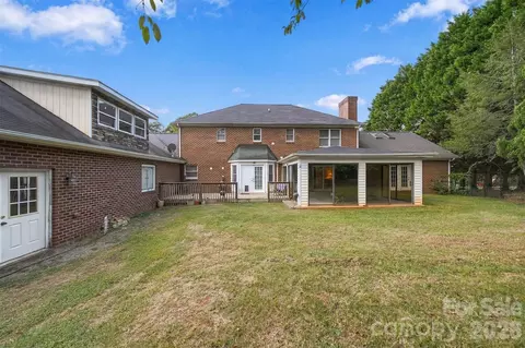 Exterior - 4131 Wandering Ne Ln NE, Hickory, NC 28601 photo 6 of 7