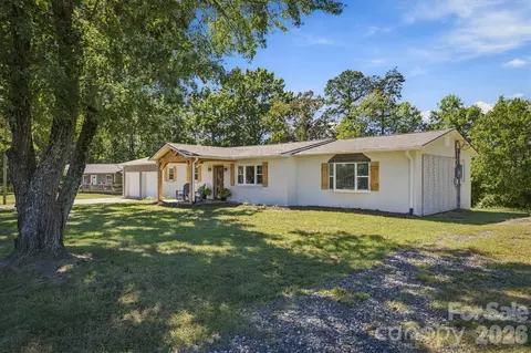 Exterior - 3034 Heffner Pl, Hudson, NC 28638 photo 5 of 6