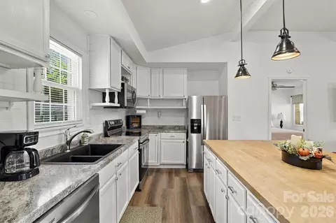Kitchen - 3034 Heffner Pl, Hudson, NC 28638 photo 2 of 3
