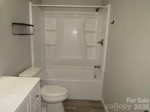 Bath - 102 Brandywine Ne Z5 Dr NE #Z5, Conover, NC 28613 photo 3 of 5
