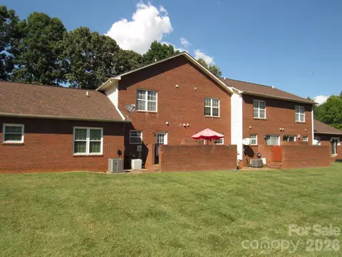 Exterior - 102 Brandywine Ne Z5 Dr NE #Z5, Conover, NC 28613 photo 8 of 11