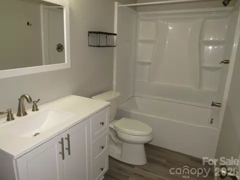 Bath - 102 Brandywine Ne Z5 Dr NE #Z5, Conover, NC 28613 photo 2 of 5