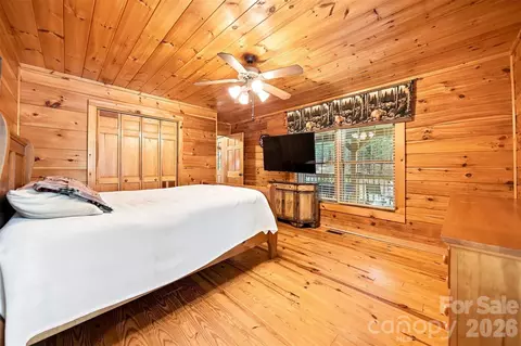 Bedroom - 963 Double Eagle Dr, Nebo, NC 28761 photo 2 of 5