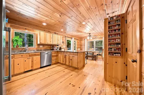 Kitchen - 963 Double Eagle Dr, Nebo, NC 28761 photo 3 of 4
